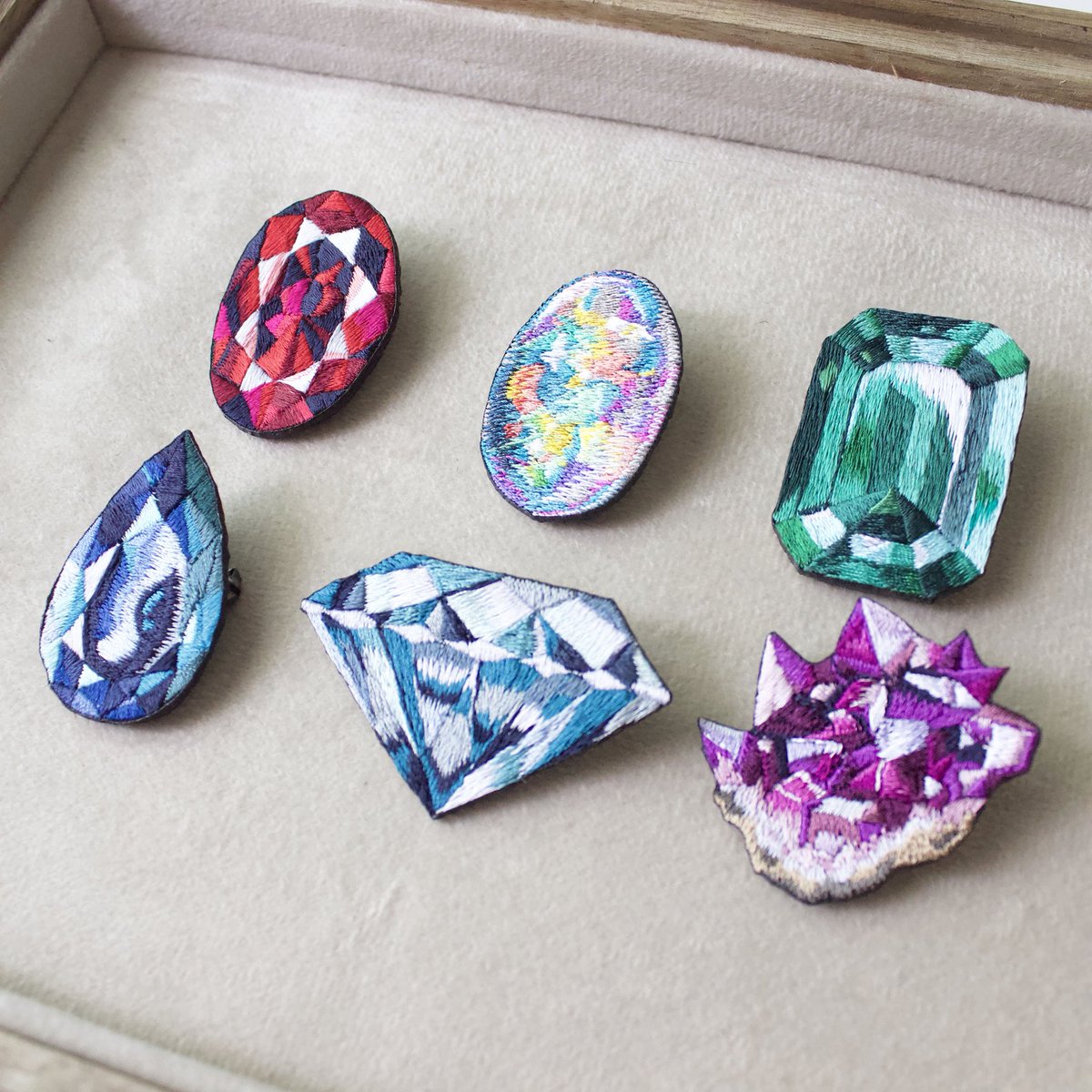 ami_embroidery's tweet photo. キラキラ主張するなら
なんぼでも大きいほうがいいと思う関西人

糸だから軽いし

https://t.co/RAZgMIs2RU https://t.co/rwkKeYXpl2