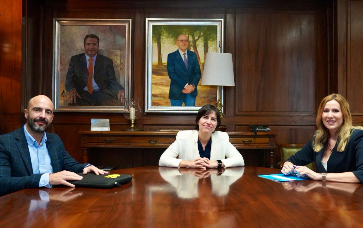 ColNotMurcia's tweet photo. El Colegio Notarial de Murcia y la Comunidad Autónoma refuerzan su colaboración para mejorar la información y el asesoramiento al ciudadano
La colaboración permitirá seguir trabajando en la mejora de los canales de información y en la difusión

https://t.co/IkPZ6joFv2 https://t.co/B7Qt8lf1iK