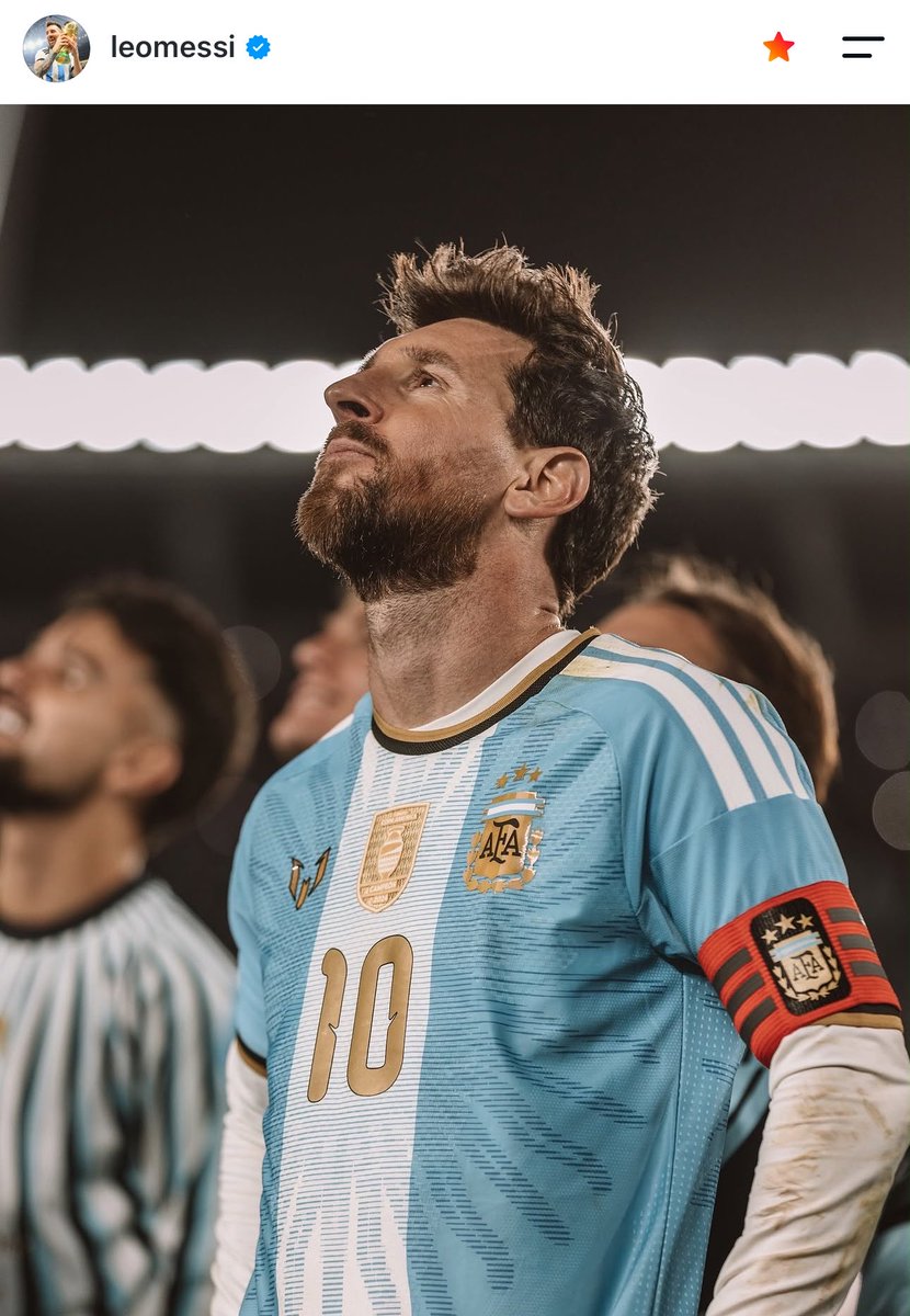 sudanalytics_'s tweet photo. 🥹🇦🇷 UFFF, LO QUE ESCRIBIÓ LIONEL MESSI:

“Ayer fue mi último partido y ya extraño vestir la celeste y blanca. Sé que estoy tomando la decisión correcta. Fue un camino increíble, lleno de alegrías y también de algunas tristezas, pero tengo claro que valió la pena cada paso
que di.

Y me quedaron muchas cosas por decir. Me es imposible expresar todo lo que siento en unas palabras o en un posteo. Este viaje habría sido imposible sin mi familia, que siempre estuvo a mi lado y me bancó, sobre todo en los momentos difíciles, cuando más lo necesitaba.

También fueron imprescindibles mis amigos, todos los compañeros y técnicos que tuve, junto con sus cuerpos técnicos. No quiero olvidarme del Diego, que puso a nuestro país donde se merecía estar y que, como siempre digo, sé que nos ayudó estando acá con nosotros y también desde el cielo, en cada paso que dimos.

Gracias a los clubes en los que jugué, por respetar siempre mis sentimientos y permitirme dedicarme a mi país cuando tocaba ponernos la camiseta de la Selección. Y, por supuesto, gracias a Dios: sin su guía y su voluntad, ni siquiera estaríamos soñando con haber llegado hasta acá.

Soy un agradecido. Los quiero mucho, los voy a extrañar y siempre voy a darles las gracias por haber estado a nuestro lado, a mi lado”.