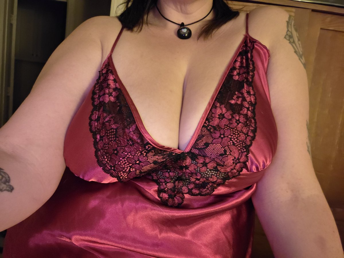 themininerage's tweet photo. In desperate need of more tops like this in different colors #nsfwtwt https://t.co/nPYpfuYIuQ