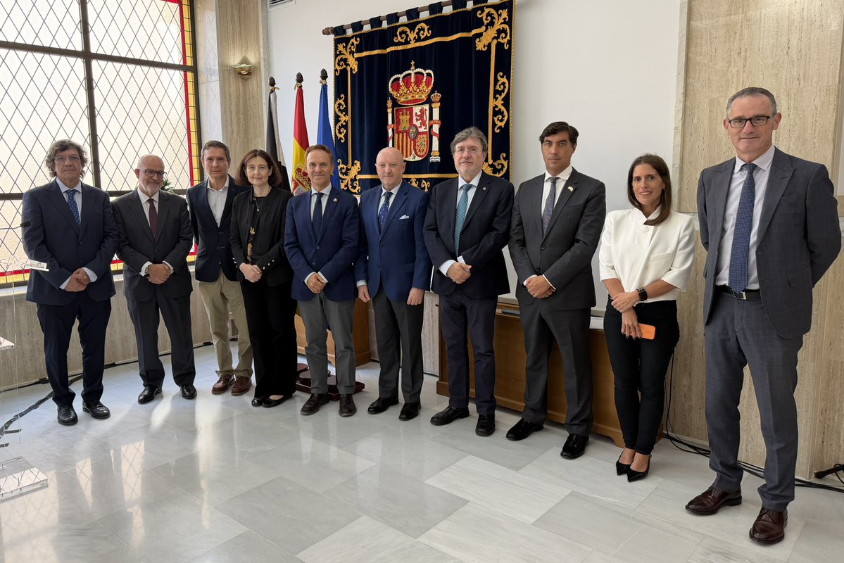 Notarios_ES's tweet photo. La delegación del Notariado español que ha visitado hoy Ceuta ha sido recibida por el presidente del @GobiernodeCeuta, @JuanVivasLara; por el delegado del @DelegGobCEU, David de la Encina; y por el comandante general de @COMGECEU_ET, Luis Jesús Fernández Herrero

🤝🏻 La presidenta de @Notarios_ES les ha trasladado la solidaridad de los notarios para con Ceuta y la plena disposición del Notariado para colaborar, dentro de sus competencias y capacidades, en todo aquello en lo que pueda resultar de utilidad a la ciudad y a la sociedad ceutí
