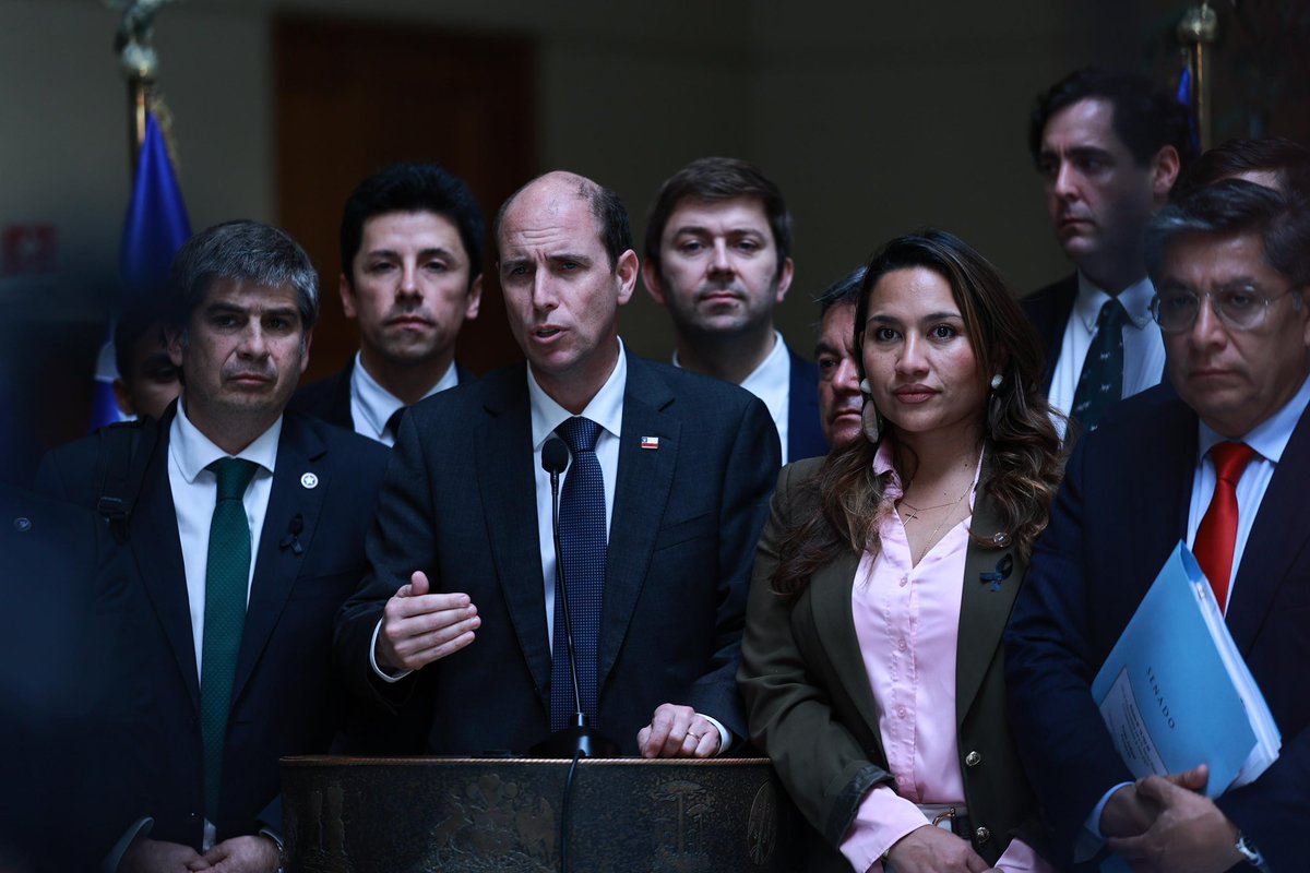 martinarrau's tweet photo. Por 111 votos a favor y 23 en contra, la Cámara de Diputados aprobó las Reglas del Uso de la Fuerza (RUF), tras casi tres años de discusión parlamentaria. 

Agradezco a los parlamentarios que, más allá de sus diferencias, entendieron que Carabineros, la PDI y nuestras Fuerzas Armadas necesitan reglas claras, certeza jurídica y el respaldo firme del Estado para proteger a nuestras familias, nuestras fronteras y la soberanía del país.

Quienes arriesgan su vida por nosotros saldrán a las calles sabiendo que el Estado está de su lado.