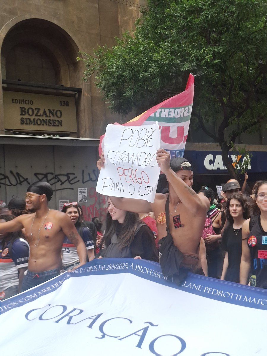lisyerim's tweet photo. POBRE FORMADO PERIGO PRO ESTADO https://t.co/AGdd6xvkUN