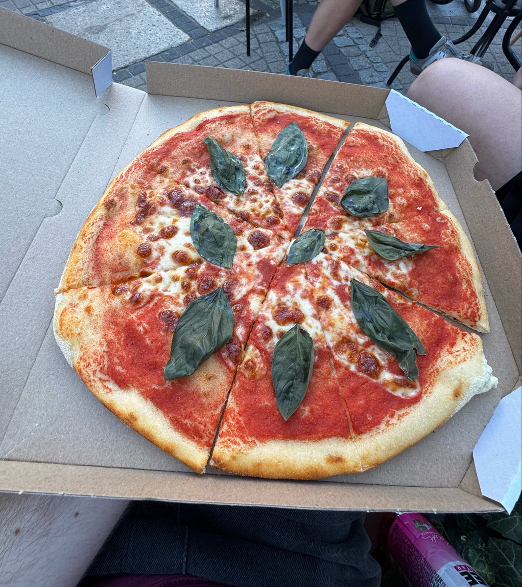 kubawroblewski_'s tweet photo. Dobra przestańcie gadać o pizzy Książula. 

Jedliście kiedyś pizzę na placu Wielkopolskim w Poznaniu? 

Margherita kosztuje 16 zł, Espresso 3 zł, zaś najdroższa pizza w menu aż 33 zł. Każda pizza 35 cm. Jest menu budżetowe i droższe z włoskich składników.

Pansa Piena, polecam https://t.co/DtjyfR9oM2
