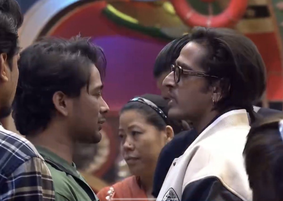TellyFusion's tweet photo. Qazi Aur Scout Ki Fight Mein Aap Hain Kiske Saath?

RT 🔁 #QaziTouqeer
LIKE ❤️ #ScoutOP

#BiggBoss20 #BB20 https://t.co/O2TWAOz2WP