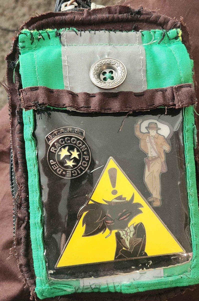 Kimberlyannasky's tweet photo. I... may have made a spin display wallet for myself yesterday!🪡🧵

I did this to focus on somthing else and do something more productive while verything had to be rescheduled!👉👈
#VAKimberlySky #BlogUpDate #Merch #Arackniss #HazbinHotel #IndianaJones #ResidentEvil https://t.co/AxVvFlVAM8