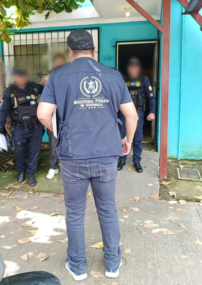 MPguatemala's tweet photo. El Ministerio Público en coordinación con la Policía Nacional Civil realizó diligencia de allanamiento, inspección, registro y secuestro de evidencias en inmueble ubicado en la colonia La Dignidad, Escuintla, en seguimiento a una denuncia por robo, presentada el cinco de octubre recién pasado. 

Como resultado de la diligencia se coordinó la aprehensión de Rolando C., y Erison C., por los delitos de portación ilegal de arma de fuego y robo agravado. También se incautaron un arma de fuego y una motocicleta, ambas con reporte de robo.
