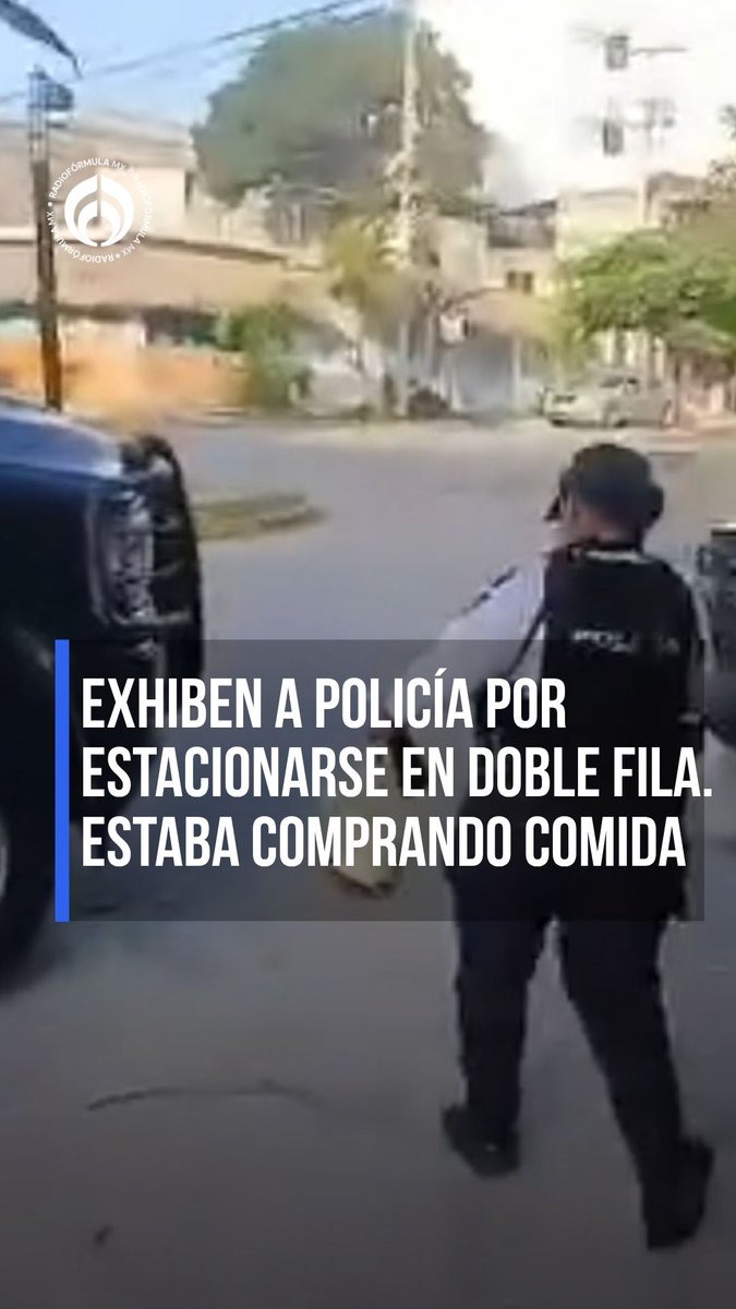 A screenshot from a Mexican news outlet showing a police officer walking with a food container, with text stating 'EXHIBEN A POLICÍA POR ESTACIONARSE EN DOBLE FILA. ESTABA COMPRANDO COMIDA'.