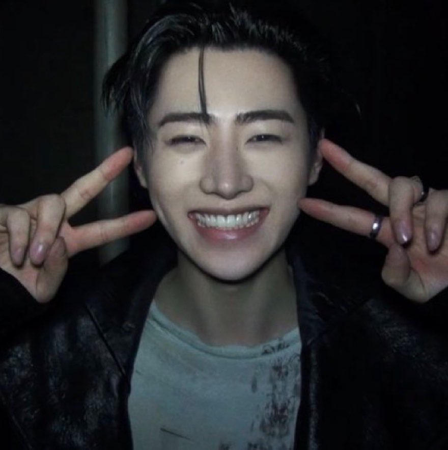jkelovesjy's tweet photo. he smiles like 😁 emoji https://t.co/t6gYZAlOSp