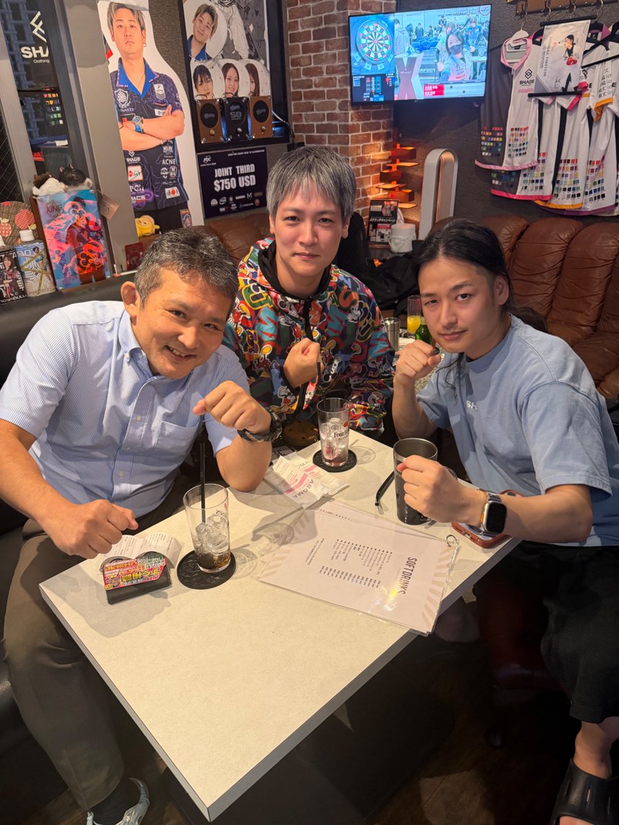 n_kata's tweet photo. 完全に逝っちゃった系の医者を発見しました

八王子界隈で365日やるとか言ってるクリニックがあるが、たけ内科だけは数年前から本当に全く嘘偽りなく朝9時から夜9時まで365日やっているというので調査に行って来ました。

本当にやってました。そのまま階下のバーに誘導したら彼の店でした笑。階上は検査ラボがあるそうで、たけ内科はどんな採血やっても即診断書が出るそうです。むむむっ。

ダーツのプロだとか絵描きとかなんだかよく分からないけど、日本のコロナ禍の口火を切ったダイヤモンドプリンセス号に研修医ながら乗り込んで治療にあたった多動な奴がいるって事で名前は知っていましたが、、。

話も早々に、今から水道屋みたいなマグネットを配りに行くとかで街に消えていきました。謎です。

新橋は気が狂ったような人しかいないので要注目。俺もどこかでアパート借りようかな。

ニュー新橋ビルでマッサージ受けたい、、、。あ、MediEの水木先生もニュー新橋ビルか、、、ここの入居者は基本狂ってるのかな。意味なく借りたい。

何にせよ、15年下の水木先生、25年下の竹内先生という狂った若者と楽しい夜だけど、明後日からエベレストからのインドなので残った仕事を片付けにオフィスに戻るのであった。

自分がいかに普通になってしまったのかを実感した夜であった。

@takenaika 
@mikkiso981116