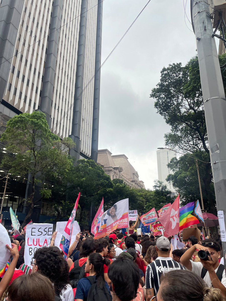 arianagrandebr's tweet photo. 🚨 Correspondente AGBR diretamente da manifestação na Candelária. 

DIA 25 É 13 E 55! 🔴⭐️ https://t.co/b0SqQCe0KW