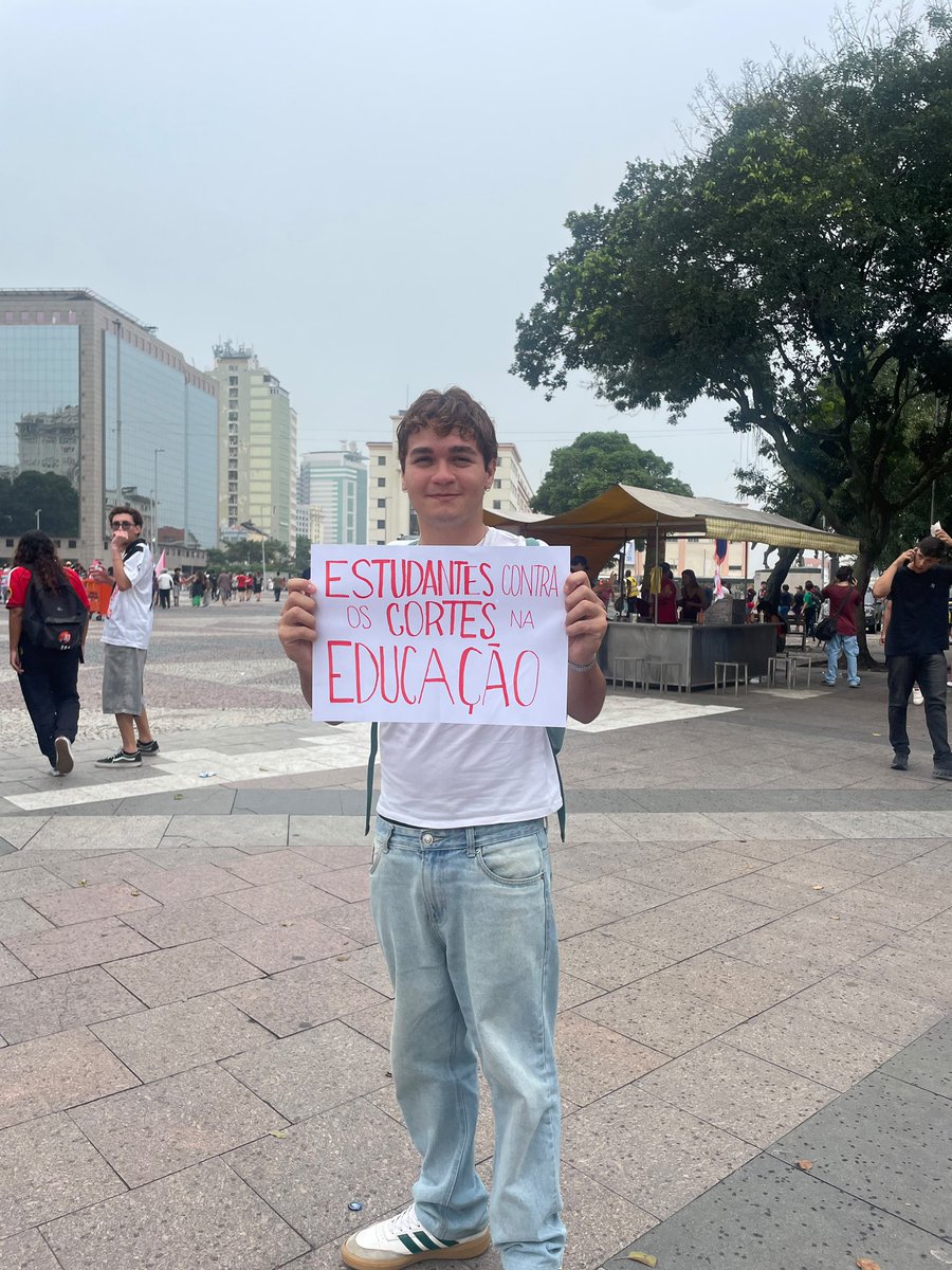 arianagrandebr's tweet photo. 🚨 Correspondente AGBR diretamente da manifestação na Candelária. 

DIA 25 É 13 E 55! 🔴⭐️ https://t.co/b0SqQCe0KW