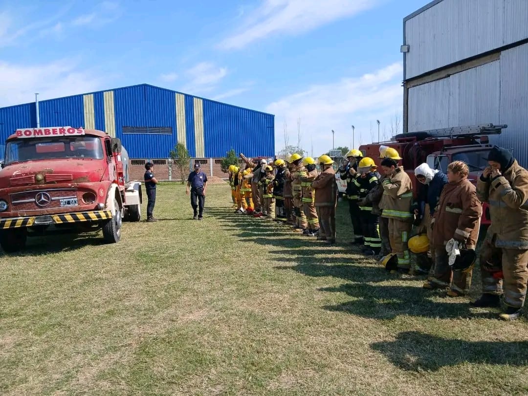 bomberosRA's tweet photo. Los días 26 y 27 de septiembre en Las Breñas tuvo lugar el curso de “Materiales Peligrosos” ☣️🚒de la Academia Nacional de Bomberos para bomberos voluntarios de Federación Provincia de Chaco. Leé la nota completa acá: https://t.co/mqkJLBvDw6 https://t.co/f96E0haTMS