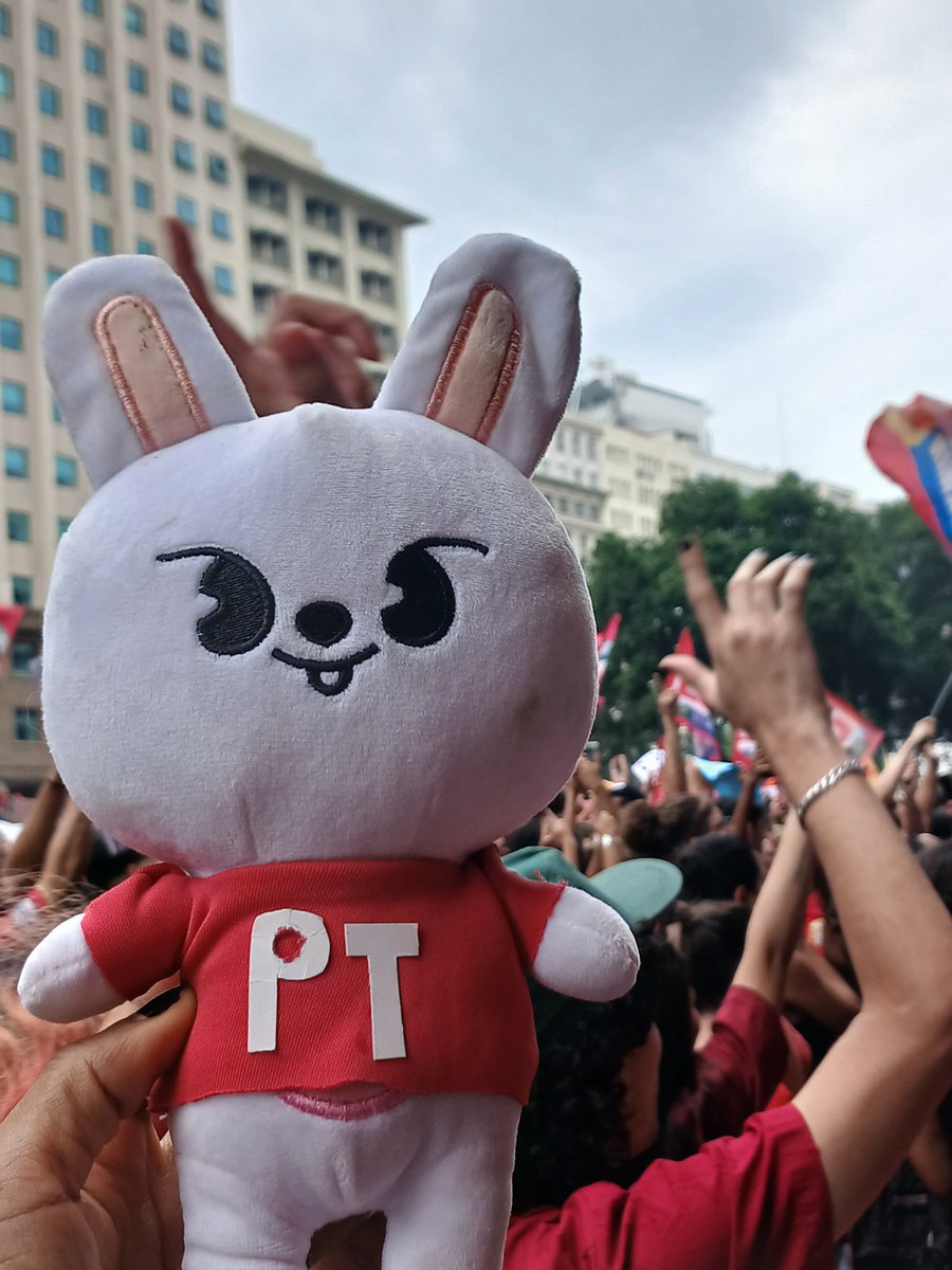thvstarkx's tweet photo. LEEBIT PETISTA DIRETAMENTE DO CENTRO DO RJ!!!! 🌟👆🏽 https://t.co/rcSClOuIAJ
