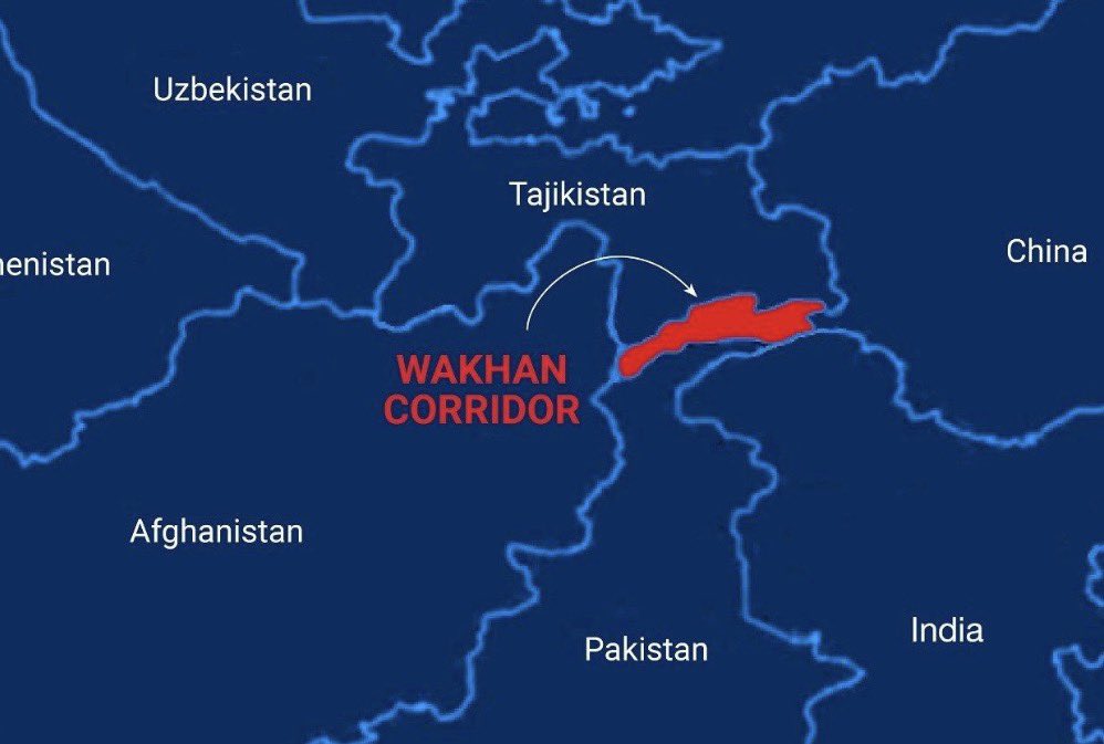 M_Qasim_Azzam's tweet photo. #مهم
ګومان مې نه کاوه چې په دومره لنډ وخت کې به افغانستان تر دې کچې مطرح شي؛ خو نن چې د پاکستان رسنۍ وګورئ، حیران به شئ بد اور پرې بل دی چې واخان ولې جوړ شو، ولې د روسیې د غونډې دومره پراخ انعکاس وموند، او ولې د سیمې د قدرتونو پام افغانستان ته دومره ور اوښتی دی. روسانو پاکستان ته څرګنده کړې چې افغانستان تر پاکستان ورته غوره دی؛ د دوی پالیسۍ په اقتصاد‌محور لید ولاړې دي. چین هم وایي چې هغه پانګه او پیسې چې یې په پاکستان کې لګولي، اوس پرې پښېمانه دي. دې ټولو تحولاتو پاکستان ته سخت رواني فشار او ژور ذهني تکلیف پیدا کړی دی.