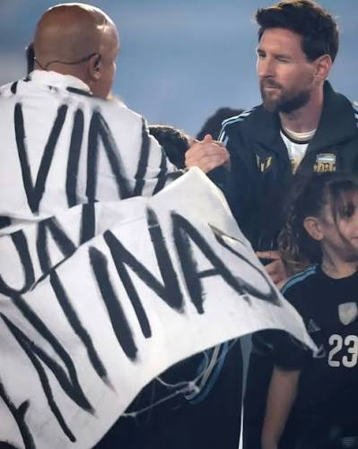 lolariemucho's tweet photo. El poder del mensaje sin palabras.
🇦🇷Enzo Fernández 👉en el Hospital Garrahan.
🇦🇷Leo Messi👉 Malvinas y UBA.
🇦🇷Licha Martínez 👉Las tierras argentinas no 
se venden. https://t.co/sf2NNZWNwy