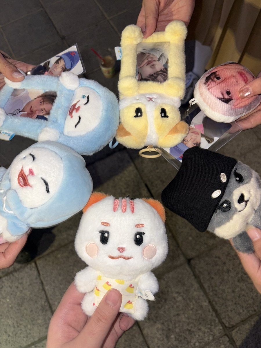 malgmiii_'s tweet photo. 아까 무슨 일이 있었냐면…
기츄니랑 햇피 들고 사진 찍으시는 사이분들
발견해서 내가 도쥬니랑 햄탱이도 끼워서
같이 사진 찍자고 함… 

(결과물♡) https://t.co/6f92j5ig7a
