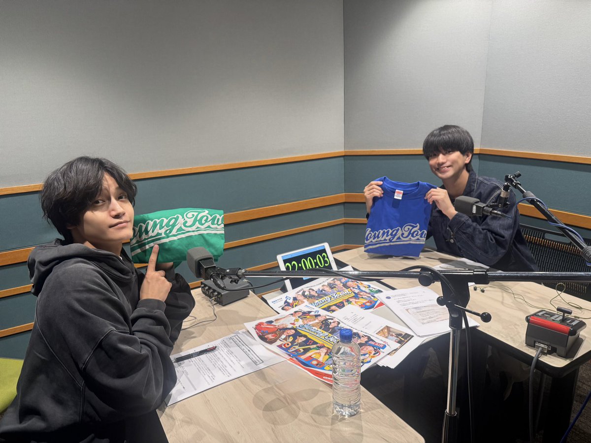 A_yantan1179's tweet photo. 改めまして、今夜の担当は！

#Aぇǃgroup
#正門良規
#佐野晶哉

韓国のフェス直前に事前収録した今回

きっと今ごろ達成感に包まれているはず･･･！

という気持ちで録りました。

そして手に持っているヤンタンTは、
アレです。

今夜もポストは『#Aぇヤンタン』で
たくさんよろしくお願いします！ https://t.co/I8k0ixhi8L