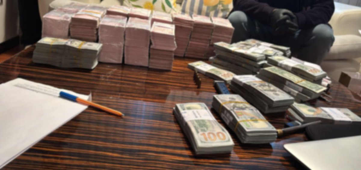 aykiri's tweet photo. Kayyumun atadığı başkan yardımcısının evinden balya balya para çıktı.

Esenyurt'ta kayyum atandıktan sonra göreve getirilen Başkan Yardımcısı Yusuf Ulutaş'ın evinde yapılan aramada nakit para, altın ve ziynet eşyası ele geçirildi.

•Evde 450 bin 854 dolar, 31 bin 815 avro ve 2 milyon 580 bin lira nakit para bulundu.

•Aramada 35 bilezik, 36 kolye, 42 küpe, 17 yüzük, 9 bileklik, 4 saat ve 2 lüks marka saat çıktı.

•Soruşturma, firma sahiplerinden belediyeden aldıkları hakedişlerin ortalama yüzde 20'si oranında para istendiğini tespit etti.

•3 gizli tanık benzer yönde ifade verdi.

•Ses kayıtlarında Erhan Toprak'ın hakedişlerini alabilmek için Seyrantepe'deki bir pastanede 3 milyon lira verdiği anlatıldı. Paranın ardından şirketin hakedişleri ödendi.

•Namık Çebi İnşaat'a hakediş ödendikten sonra aynı gün veya bir gün içinde tutarın yaklaşık yüzde 20'si nakit çekildi.

•10 milyon liralık hakedişin ardından yaklaşık 2 milyon 100 bin lira, 5 milyon liralık hakedişin ardından yaklaşık 1 milyon 125 bin lira çekildi. Aynı yöntem yaklaşık 15 ödemede tekrarlandı.

•Parayı çekenler, Ulutaş'ın aracı olarak kullandığı değerlendirilen İbrahim Doğancıoğlu ve Anıl Alioğlu ile aynı bölgelerde baz sinyali verdi.

•Eski Başkan Yardımcısı Ümit Ünal bir görüşmede şunları söyledi: Belediyenin anahtarı Yusuf Ulutaş, Can'ın (kayyum belediye başkanı Can Aksoy) anahtarı da o, para Yusuf'ta dönüyor.

•MASAK raporuna göre Ulutaş'ın para transfer işlem hacmi 2024'te 10,6 milyon TL iken 2025'te 231 milyon 26 bin TL'ye yükseldi.

•Rüşvet istediği ileri sürülen şirketlere ödenen hakediş toplamı 248 milyon 56 bin 808 TL.