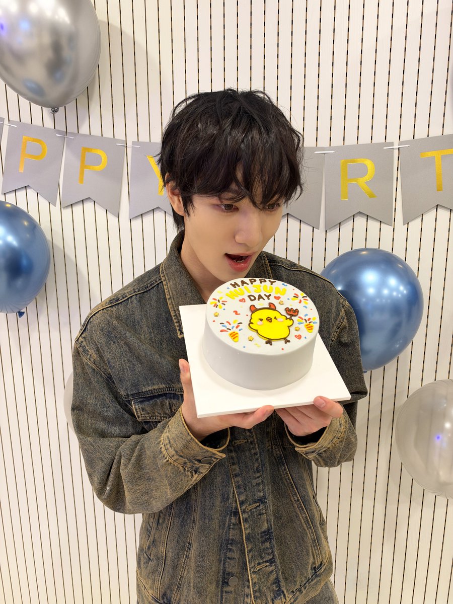 McndOfficial_'s tweet photo. [🐈‍⬛]
오늘도 또 한번 느낍니다 제가 정말 많은 사랑을 받고 있는 사람이라는 걸요!
항상 제 곁에 있어줘서 고맙고 앞으로도 우리 오래오래 함께해요🥰
사랑해 GEM🩶

#MCND #엠씨엔디 
#HUIJUN #휘준 https://t.co/lXLbY5q7Pd