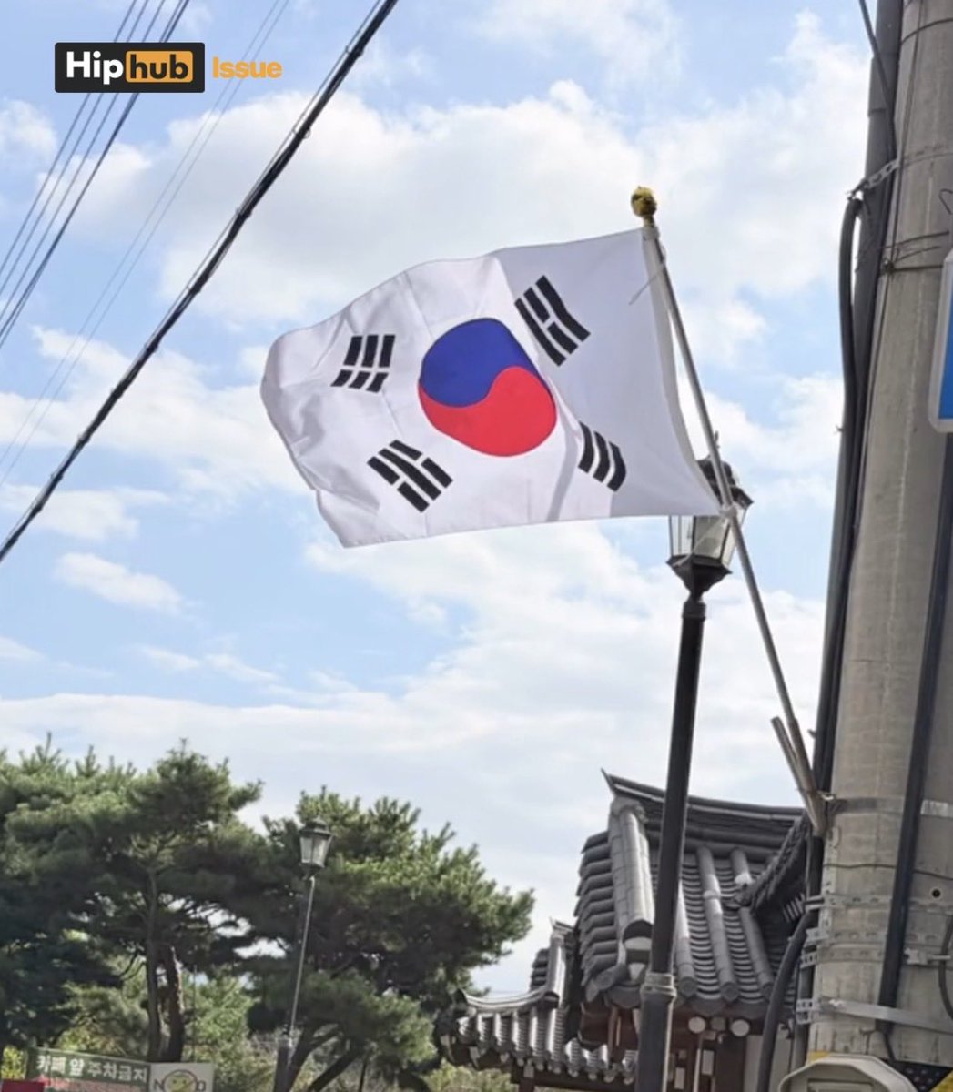 ObserverKR's tweet photo. 🇰🇷 태극기 거꾸로 단 카페,
알고 보니 배우 김규리 가족이 운영 😮🙀 https://t.co/C4yZdki7Hy