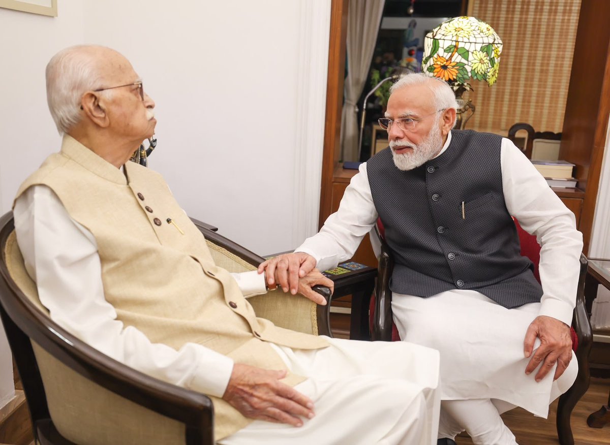 sidhant's tweet photo. PM Modi visited the residence of LK Advani as he marks 25 years of being in governance. https://t.co/0H1JdRznBn