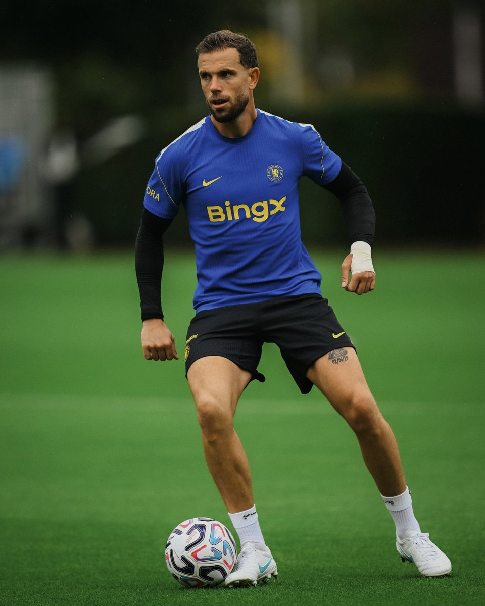 ChelseaFC's tweet photo. Out on the grass. 👊 https://t.co/PGA1MNajay