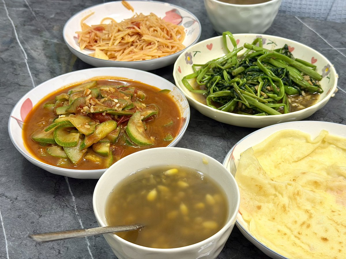 hellojingling's tweet photo. 舍友烙饼渐入佳境，饼一张比一张动人，我的胃却先一步告罄 https://t.co/NqmXpDjZju