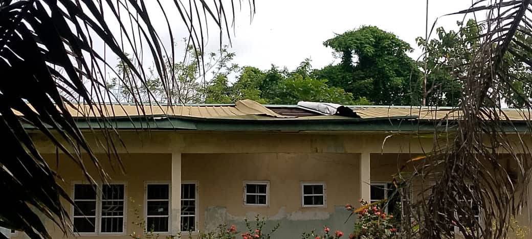 monitng's tweet photo. SHOCKING!!!

Attn, Governor @m_akpakomiza 

This is the General Hospital in Sabongidda Ora, Owan West LGA, Edo State ,the only general hospital serving more than 17 communities.

The roof is visibly damaged, with sections torn open and parts of the building exposed. Inside, the damage is even more disturbing, with a large opening in the roof leaving patients and health workers vulnerable to rain and other elements.

This is a healthcare facility that should provide safety, emergency care and hope to thousands of residents. Instead, people are being forced to travel to neighbouring towns to access basic medical services because their own hospital has been allowed to deteriorate.

Governor Senator Monday Okpebholo and the Edo State Government must explain why a facility this important has not received urgent attention.

Public records show that Edo State received about ₦116.89 billion in gross FAAC allocation between January and June 2026, plus another ₦28.36 billion in July. The people of Owan West deserve to see public resources translated into functioning hospitals, schools, roads and other essential services.

This should not be about politics or political endorsements. It is about human lives.

What happens when a pregnant woman needs urgent care? What happens when a child or elderly person requires emergency treatment? How far should residents travel before government considers their lives important enough to act?

Governor Okpebholo, please visit Sabongidda Ora General Hospital. See these conditions for yourself.

The people are not asking for luxury. They are asking for a safe, functional and properly equipped hospital.

FIX AND REVITALISE OWAN WEST GENERAL HOSPITAL NOW.

These pictures should not be ignored. 

#FixOurHealthCare @muhammadpate @Muyi_Aina @AIT_Online