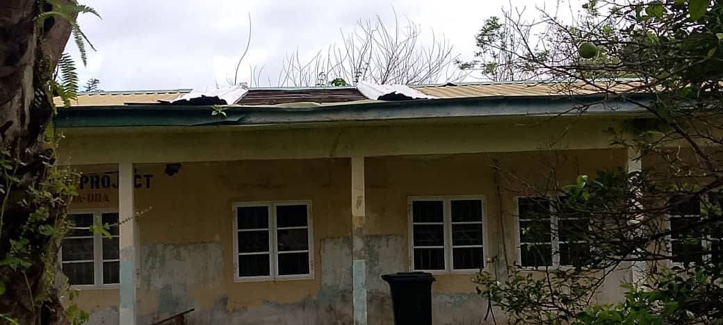 monitng's tweet photo. SHOCKING!!!

Attn, Governor @m_akpakomiza 

This is the General Hospital in Sabongidda Ora, Owan West LGA, Edo State ,the only general hospital serving more than 17 communities.

The roof is visibly damaged, with sections torn open and parts of the building exposed. Inside, the damage is even more disturbing, with a large opening in the roof leaving patients and health workers vulnerable to rain and other elements.

This is a healthcare facility that should provide safety, emergency care and hope to thousands of residents. Instead, people are being forced to travel to neighbouring towns to access basic medical services because their own hospital has been allowed to deteriorate.

Governor Senator Monday Okpebholo and the Edo State Government must explain why a facility this important has not received urgent attention.

Public records show that Edo State received about ₦116.89 billion in gross FAAC allocation between January and June 2026, plus another ₦28.36 billion in July. The people of Owan West deserve to see public resources translated into functioning hospitals, schools, roads and other essential services.

This should not be about politics or political endorsements. It is about human lives.

What happens when a pregnant woman needs urgent care? What happens when a child or elderly person requires emergency treatment? How far should residents travel before government considers their lives important enough to act?

Governor Okpebholo, please visit Sabongidda Ora General Hospital. See these conditions for yourself.

The people are not asking for luxury. They are asking for a safe, functional and properly equipped hospital.

FIX AND REVITALISE OWAN WEST GENERAL HOSPITAL NOW.

These pictures should not be ignored. 

#FixOurHealthCare @muhammadpate @Muyi_Aina @AIT_Online