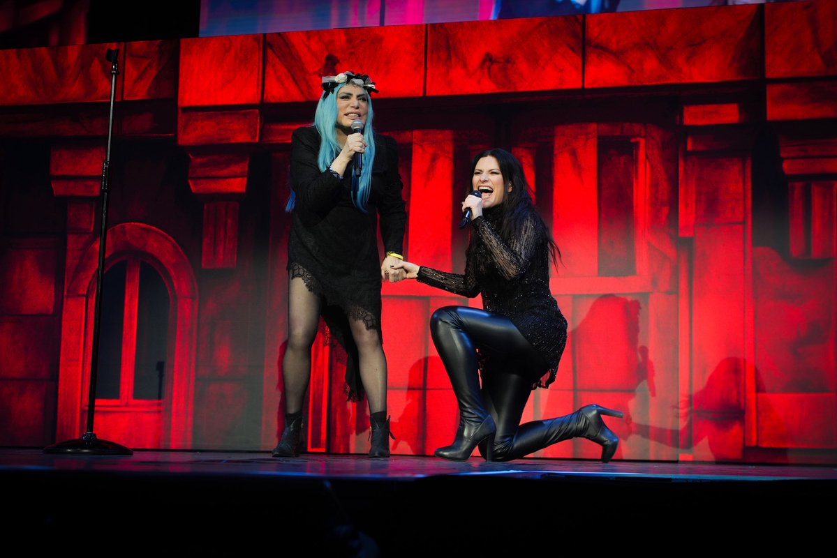 LoredanaBerte's tweet photo. É stato bello raccogliere questo invito al volo. Grazie @LauraPausini per avermi “donata” per una sera al tuo pubblico. 💙👠🏳️‍🌈 https://t.co/ktA9mJIwiE