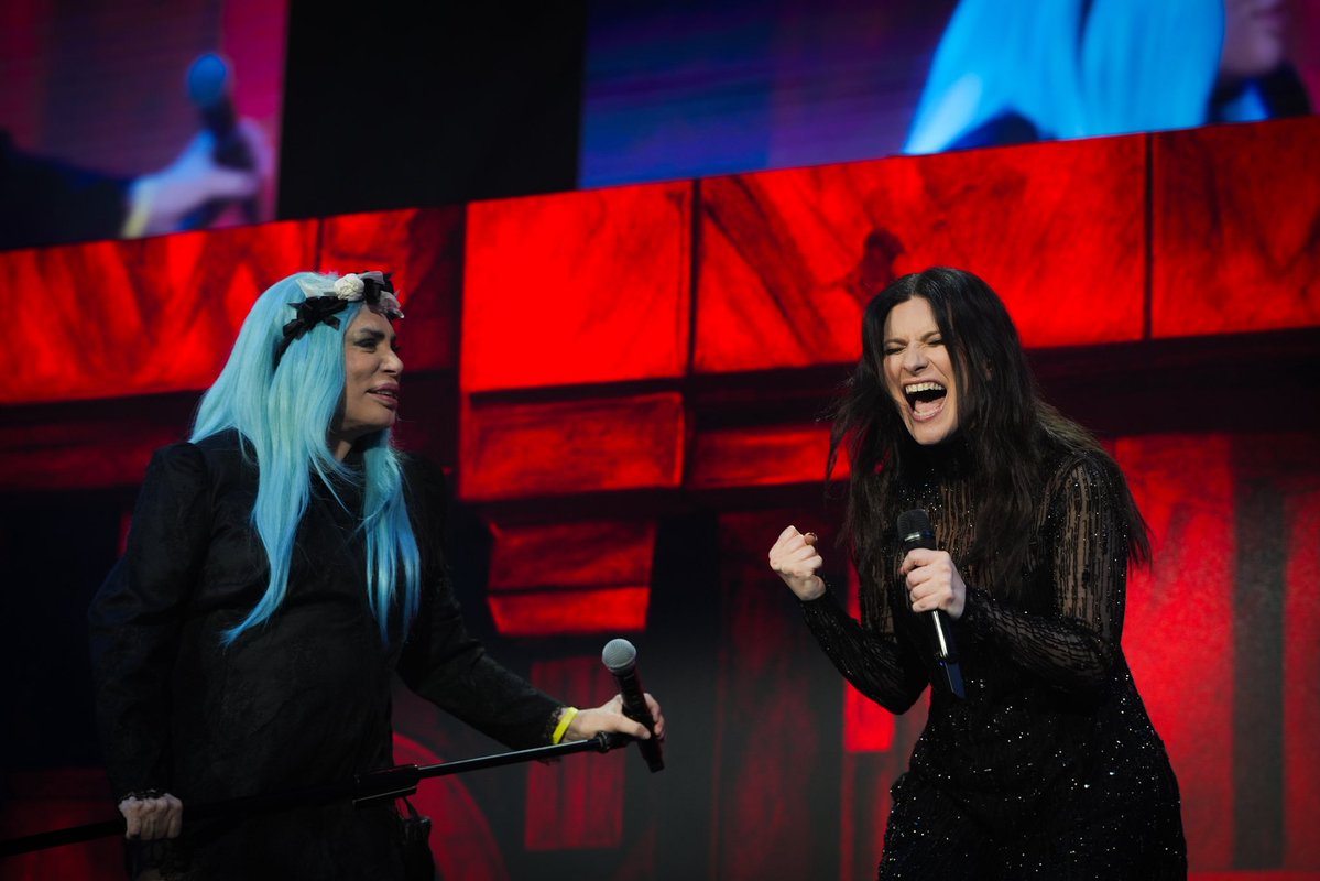 LoredanaBerte's tweet photo. É stato bello raccogliere questo invito al volo. Grazie @LauraPausini per avermi “donata” per una sera al tuo pubblico. 💙👠🏳️‍🌈 https://t.co/ktA9mJIwiE