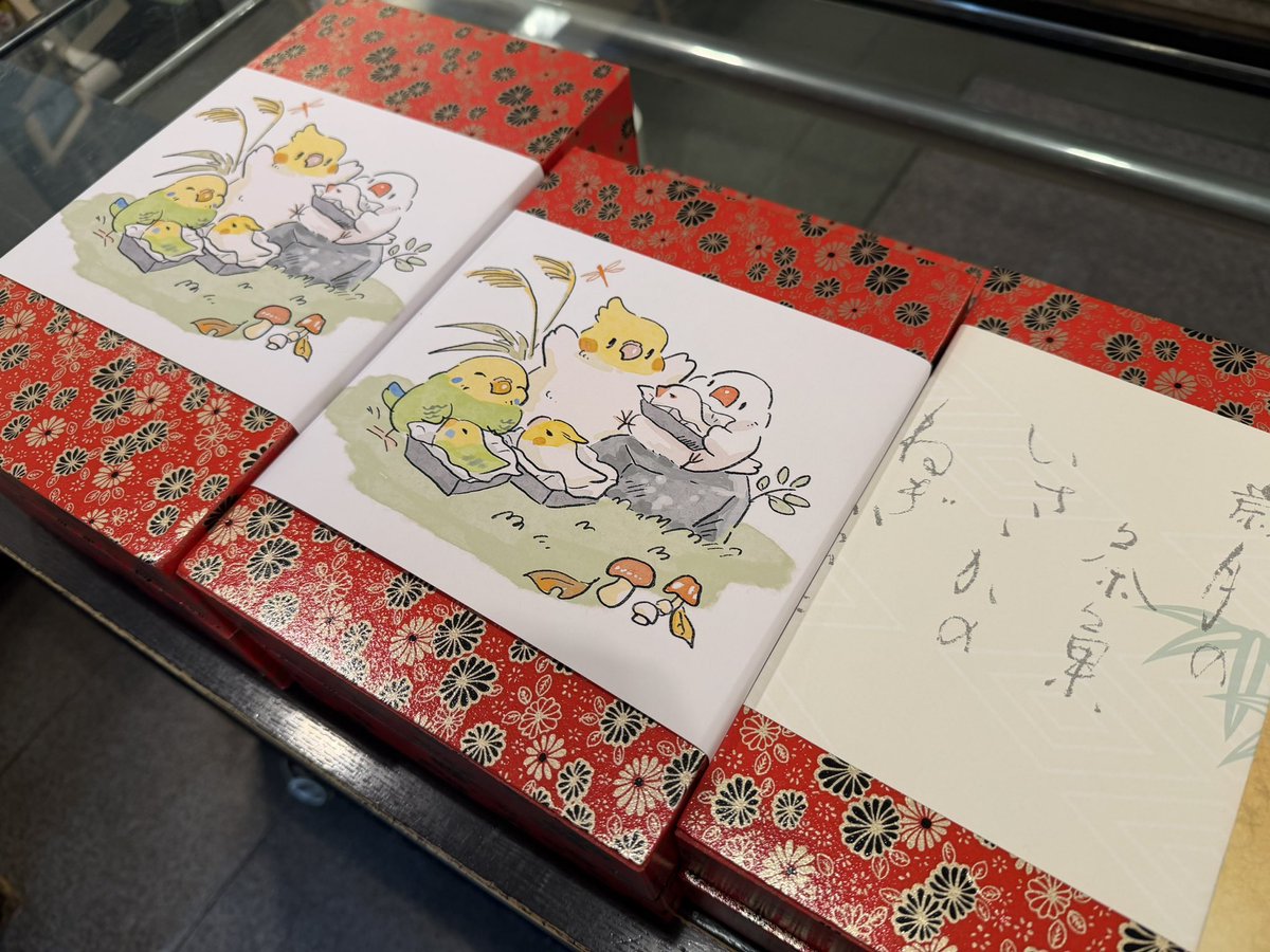 kurokazu_45's tweet photo. 秋の味覚和菓子セットも発送開始です！
インコちゃん入りセットの掛け紙はわっふさん@_waffu_ の秋掛け紙にさせて頂きました！ https://t.co/i4qdLMjxAy
