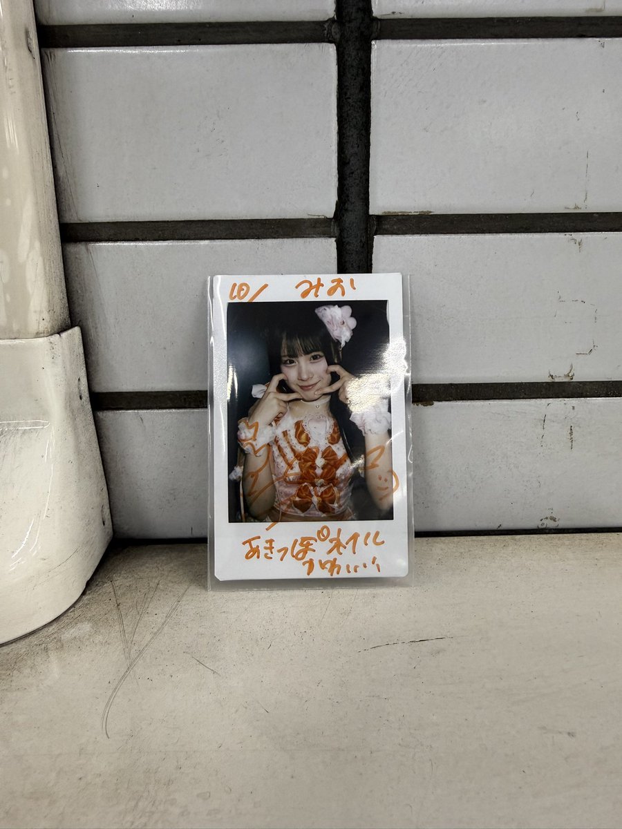 msg_kgkh's tweet photo. 【拡散希望】
天空橋駅にここあさんのソロチェキ落ちてました。羽田空港方面ホーム横の消火栓上に置いておきました。
本人に届きますように。
 #のんふぃく  #小枝ここあ https://t.co/O4Etal8cGy