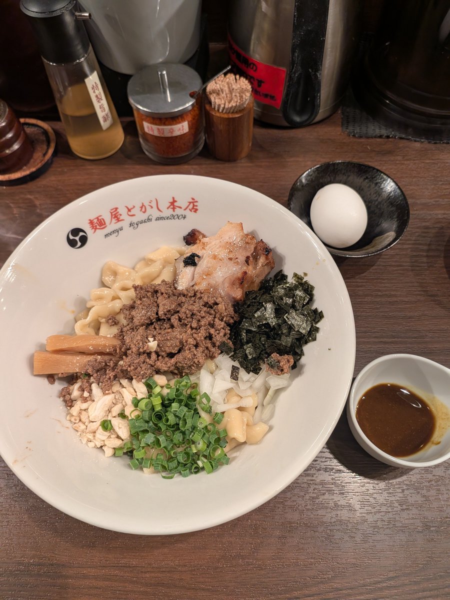UNAGI_g's tweet photo. 麺屋とがし
とがしの汁なし濃厚担々麺〜超極太手揉み麺〜

レギュラーの時好きだったメニューが限定へ、めちゃくちゃ太い麺にタレが絡んで美味しい、カレーペースト入れるとガラリとかわり飽きずに食べれる！

個人的につけ麺の麺でも食べてみたい。

#ラーメン
#宮城ラーメン
#まぜそば
#麺屋とがし https://t.co/D4l4AiOswS