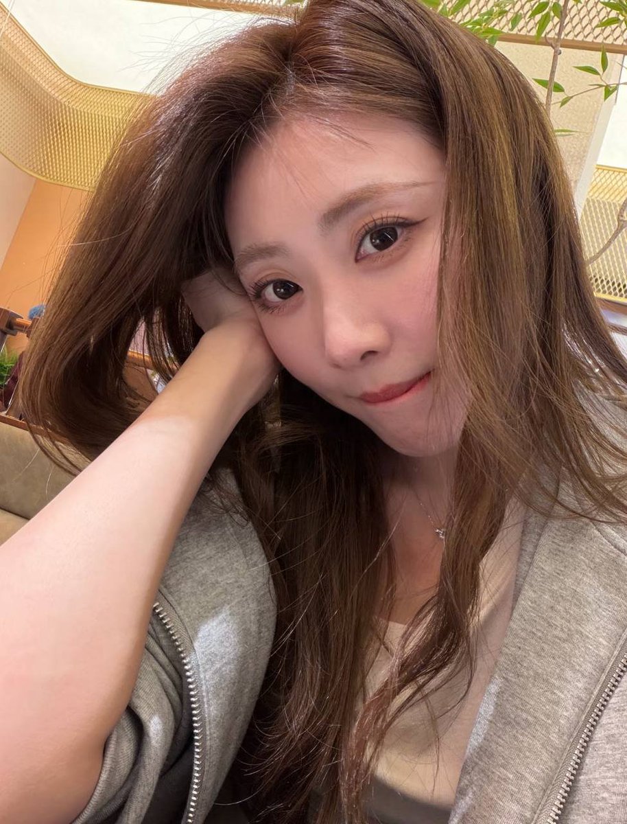 NellHowse's tweet photo. 其实我更喜欢好多年前的自己，她比我有胆量，比我遗憾少 比我洒脱 比我相信的更多、我也终于明白少年心气是不可再生之物。所以说，稚子年少不知事，却是人生最乐 https://t.co/LpaMIyzuHk