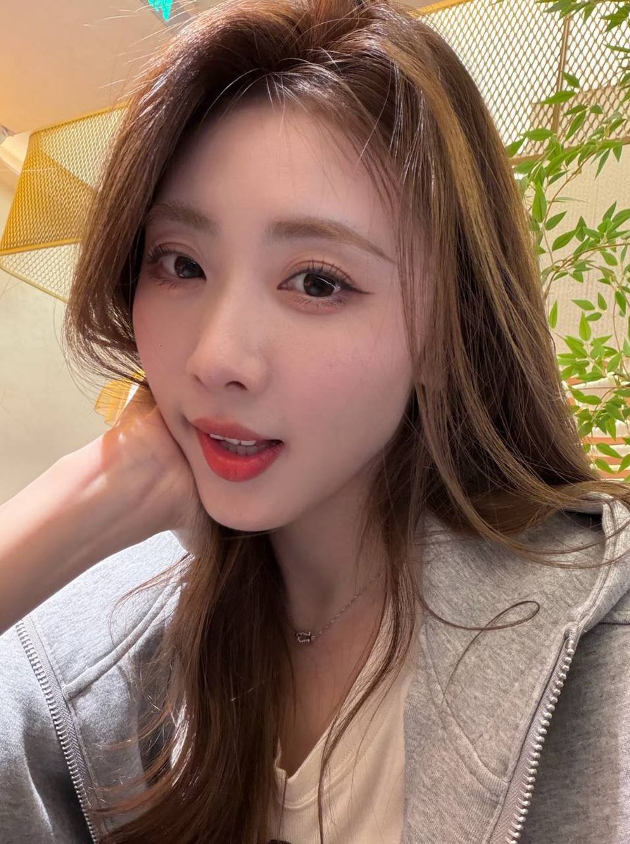 NellHowse's tweet photo. 其实我更喜欢好多年前的自己，她比我有胆量，比我遗憾少 比我洒脱 比我相信的更多、我也终于明白少年心气是不可再生之物。所以说，稚子年少不知事，却是人生最乐 https://t.co/LpaMIyzuHk