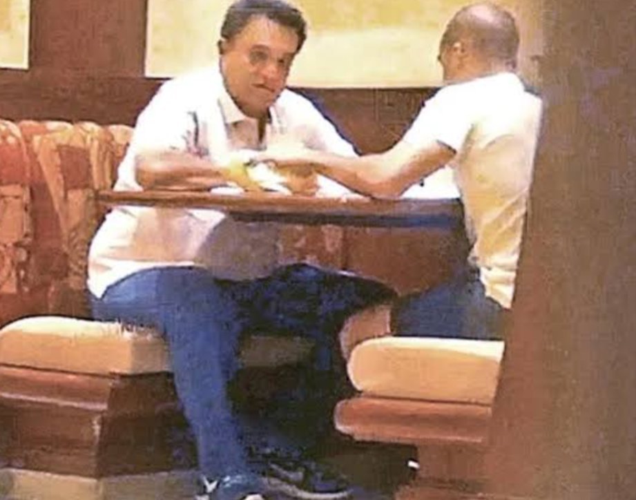 sanmartin0987's tweet photo. @mario_dico50 @Hacienda_Mexico Si a este wey no le hicieron nada por ordenes de @lopezobrador_ y lo agarraron infraganti, que podemos esperar del narco partido morena! https://t.co/0mjBEyHB0p