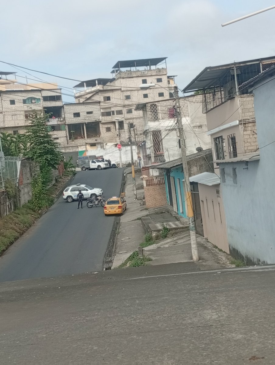 lbuenano's tweet photo. Calle cerrada en Mapasingue este @ATMGuayaquil congestión vehícular en Av. Las aguas @paultutiven https://t.co/z7UKTe4RBw