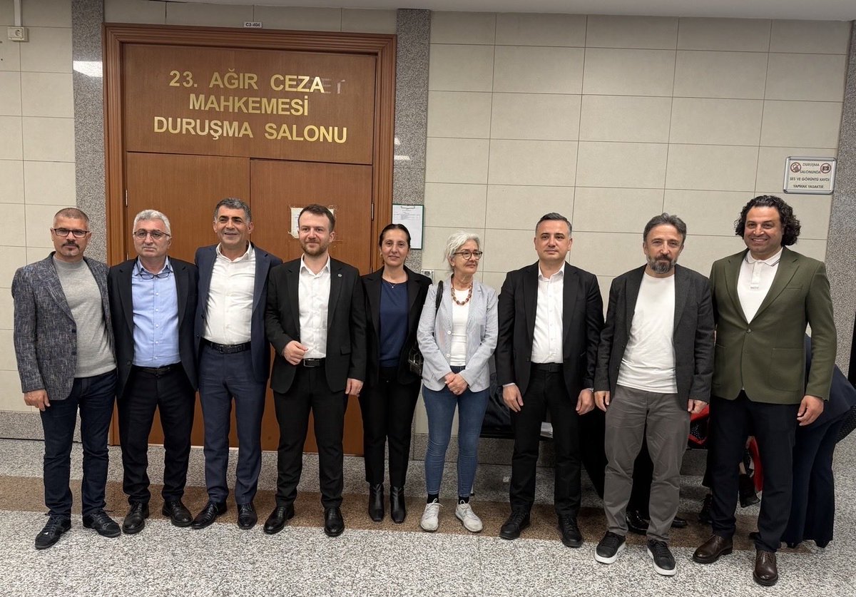 NesimiAday's tweet photo. Kent Uzlaşısına Beraat…

Kent Uzlaşısı davasında 8 Belediye Meclis Üyesi ve bir belediye çalışanı beraat ederken, 2 Meclis Üyesine de hapis cezası verildi.

2024 yerel seçimleri öncesinde CHP ile DEM Parti arasında yapılan “Kent Uzlaşısı” kapsamında açılan davanın altıncı ve karar duruşması İstanbul 23. Ağır Ceza Mahkemesi’nde görüldü. 

Mahkeme, Ataşehir Belediye Başkan Yardımcısı Livan Gür, Kartal Belediye Başkan Yardımcısı Cemalettin Yüksel, Adalar Belediye Meclis Üyesi Nesimi Aday, Fatih Belediye Meclis Üyesi Güzin Alpaslan, Şişli Belediye Meclis Üyesi Sinan Gökçe, Üsküdar Belediye Meclis Üyesi Bülent Kaygun, Tuzla Belediye Meclis Üyesi Hasan Özdemir’e beraat verirken; Beyoğlu Belediye Meclis Üyesi Turabi Şen ile Sancaktepe Belediye Meclis Üyesi Elif Gül’e 6 yıl 3 ay hapis cezası verdi. Şen ve Gül’ün tutuksuzluk halinin devam ettiği davaları, avukatları tarafından bir üst mahkemeye taşınacak.

14 Şubat 2024 tarihinde tutuklanan ve bir yıl kadar hapis yatan meclis üyeleri tutuksuz yargılanıyordu. 

Aynı davadan yargılanan Beyoğlu Belediyesi çalışanı Şehir Plancısı İkbal Polat da beraat etti.

(Foto: 12 Mayıs 2026)

#kentuzlaşısı