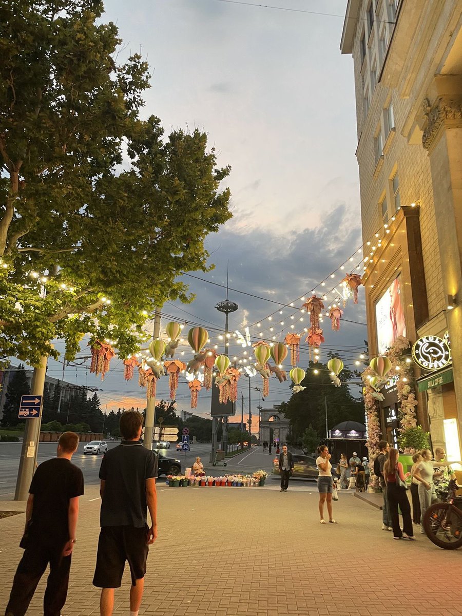 IonCeban2u's tweet photo. 🎵🌆 O plimbare prin Chișinău, muzica în căști și câteva minute fără grabă. Uneori atât ai nevoie.
#Chisinau #Music https://t.co/yQLmyM6Shl