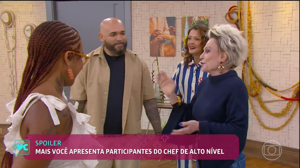 A scene from the Brazilian cooking competition show 'Mestre do Sabor' on TV Globo, showing a 'SPOILER' caption in Portuguese about high-level chef participants.