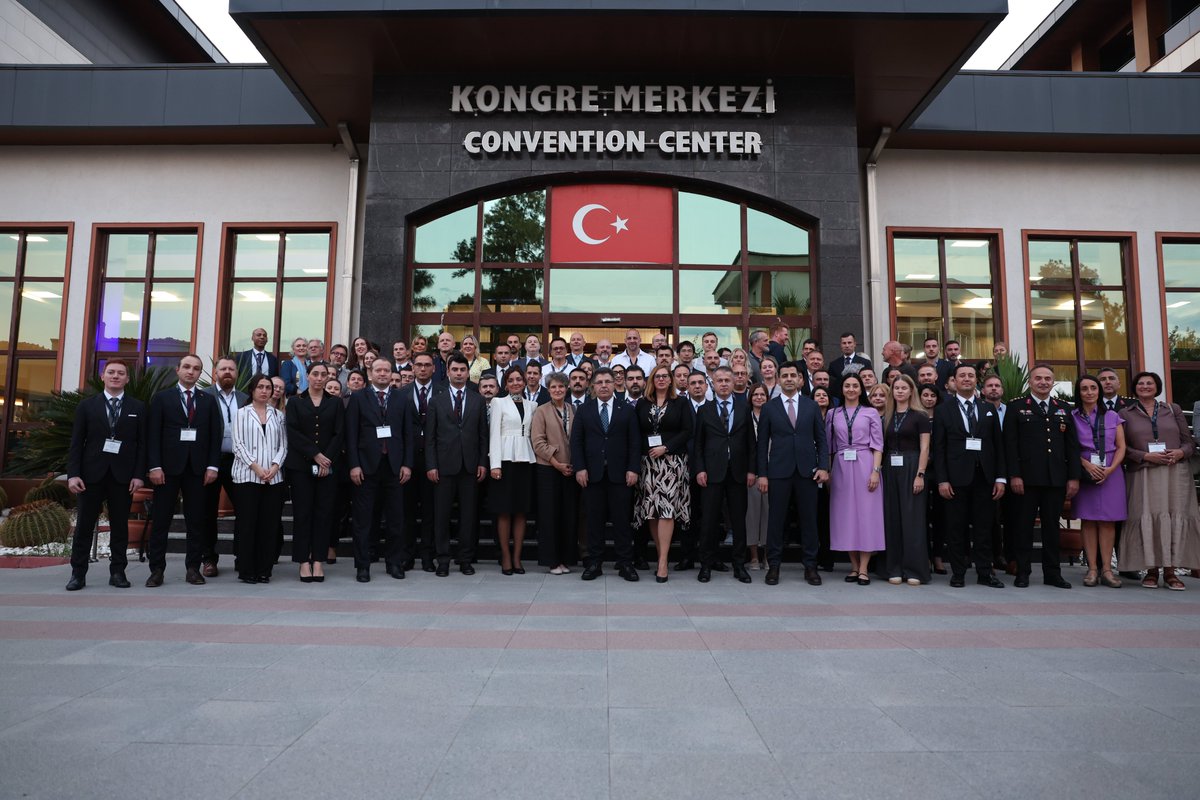 ctekurumsal's tweet photo. 14. Avrupa Elektronik İzleme Konferansı, elektronik izlemenin farklı boyutlarını ele alan sunum ve oturumlarla devam etti.

Denetimli Serbestlik Daire Başkanı Yasin Aydın, “Elektronik İzleme – Türk Yaklaşımı” başlıklı sunumunda ülkemizdeki elektronik izleme sisteminin yapısını, uygulama modelini ve Türk ceza infaz sisteminde edinilen tecrübeleri uluslararası katılımcılara aktardı.

“Elektronik İzleme ve Şiddet İçerikli Aşırıcılık” başlıklı oturumda; Adalet Evleri Radikalleşme Koordinatörü Carl Beckers, Akademik Araştırmacı Dr. Heidi Maiberg ve CEP Şiddet İçerikli Aşırıcılık Uzman Grubu Başkanı Daniel Wolter, radikalleşme ve şiddet içeren aşırıcılıkla mücadelede elektronik izlemenin kullanımına ilişkin ülke deneyimlerini ve uygulama örneklerini paylaştı.

Victim Support Europe İcra Direktörü Levent Altan, İstanbul Üniversitesi Öğretim Üyesi Doç. Dr. Rahime Erbaş, Birleşik Krallık Denetimli Serbestlik Başmüfettişi Martin Jones ve Belfort Cumhuriyet Savcısı Jessica Vonderscher'in katıldığı oturumda ise elektronik izlemenin mağdur güvenliğine katkısı, farklı ülkelerdeki uygulama örnekleri ve ceza infaz sistemi içerisindeki yeri ele alındı.

📍 Adalet Teşkilatını Güçlendirme Vakfı Antalya Eğitim ve Sosyal Tesisi