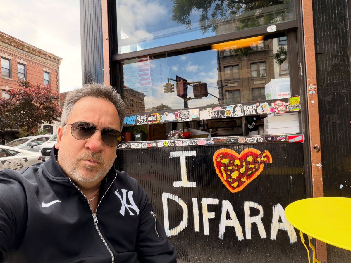 Osiexox's tweet photo. #pizza #brooklyn #swipeleft⬅️⬅️⬅️⬅️ #yankees #knicks https://t.co/4VFmwX46aN