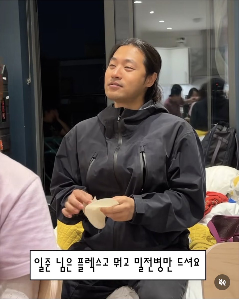 yooooooongeee's tweet photo. 인생음식있으세요?밀전병이요우리어머니가해주셨던.뭐…부추나호박?그런거전혀없이딱밀가루부침이요그리고젓가락보다손으로먹어야맛있었고요.종잇장처럼얇은데그러면서찰지다고할까손으로찢거나아니면얇으니까대강둘둘말아서초간장에찍어먹으면혀에감기는식감부터가예술이애요 https://t.co/yqtwlOfOG1