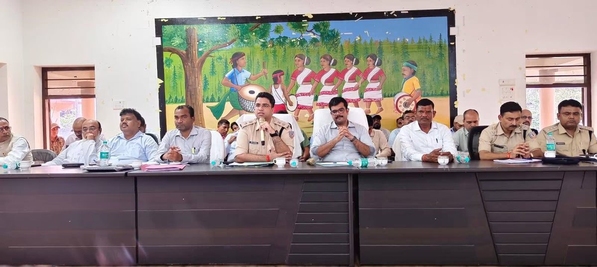 spkoderma1's tweet photo. आज कोडरमा के बिरसा सांस्कृतिक भवन में जिला स्तरीय शांति समिति की बैठक आयोजित की गई। बैठक में पुलिस अधीक्षक कोडरमा, शांति समिति के सदस्यों एवं पूजा समितियों के साथ विधि-व्यवस्था, श्रद्धालुओं की सुरक्षा, सुगम यातायात एवं निर्धारित मानकों के अनुपालन को लेकर विस्तृत चर्चा की गई। https://t.co/B1RcDLnhfY