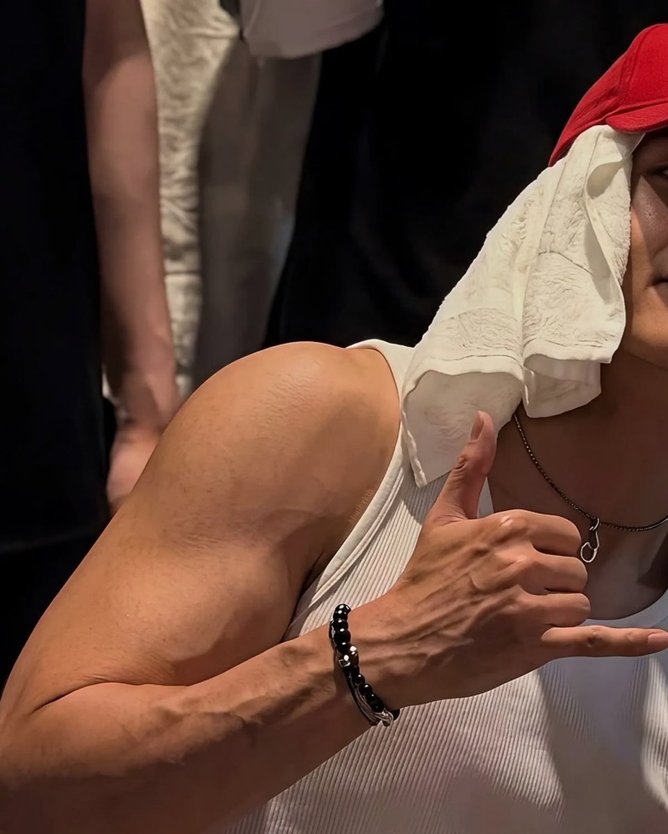fakimoon's tweet photo. nothing just taehyung’s biceps https://t.co/xNN5PayC2C