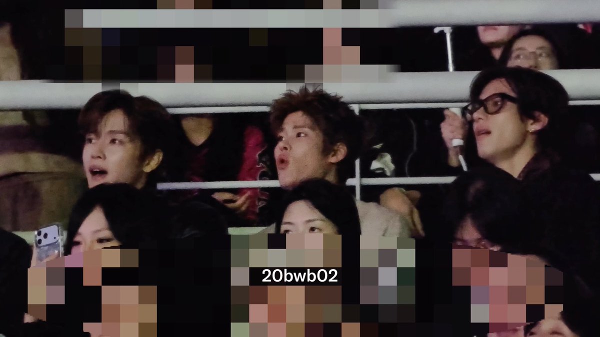 The image shows fans watching a performance at "Rise karaoke" with surprised and excited expressions, while some faces are pixelated for privacy. The watermark "20bwb02" is displayed at the bottom, and based on the context referencing Seongchan, Sohee, and Anton (likely members of RIIZE), the group appears to be enjoying a karaoke event together on October 7, 2026.