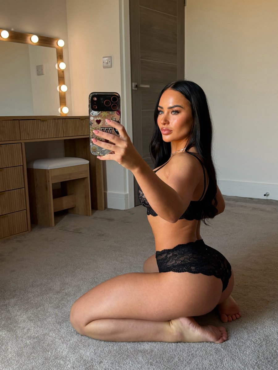 Goddessscourtt's tweet photo. Say “yes” if you want my cheeky pics in your DMs😈 https://t.co/ZntfWdhIRj