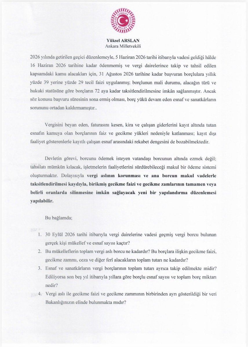 ArslanYuksel06's tweet photo. Dükkânını açık tutmaya, yanında işçi çalıştırmaya, vergisini ve primini ödemeye çalışan küçük esnafın nefes almaya ihtiyacı var.

➡️ Vergi ve SGK borçları yeniden yapılandırılmalı.
➡️ Faiz ve gecikme yükleri makul seviyeye çekilmeli.
➡️ Anapara için gerçekçi ve uzun vadeli taksit imkânı sağlanmalı.
➡️ Kayıtlı, dürüst çalışan esnaf cezalandırılmamalı; korunmalıdır.

Esnaf dükkânını kapatırsa vergi de kaybolur, prim de kaybolur, istihdam da kaybolur.
Amaç borcu büyütmek değil, ödenebilir hâle getirmek olmalıdır.